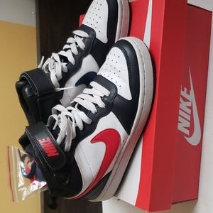 Nike Court Borough MID